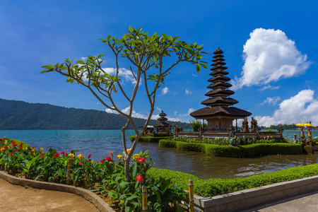印尼巴厘岛普拉乌伦达努寺旅游建筑背景