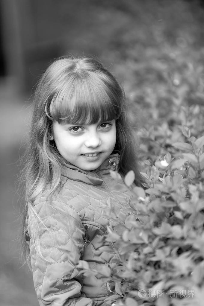小女孩在绿色的灌木, 春天。黑色和白色