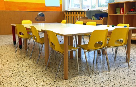 没有带黄色小椅子和桌子的孩子的托儿所的教室