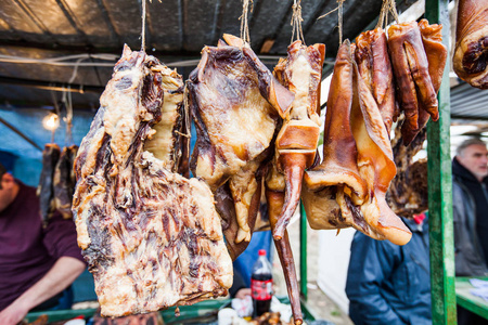 在当地农民市场上选择了熏肉塞尔维亚手工制作的国内传统食品。