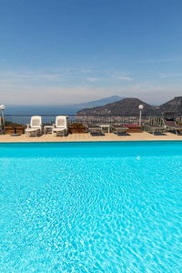 在阿马尔菲海岸的游泳池，可以看到那不勒斯和维苏威火山的景色。 索伦托。 意大利