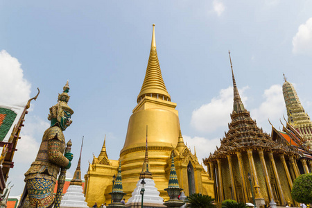 翡翠佛寺被认为是泰国最重要的佛教寺庙，是曼谷的一个主要旅游景点。