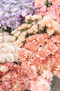 花毯, 花纹理, 店铺概念。美丽的鲜花盛开的玫瑰, 喷玫瑰, 丁香刺花和康乃馨。花瓶和桶中的柔和颜色的绽放。顶视图