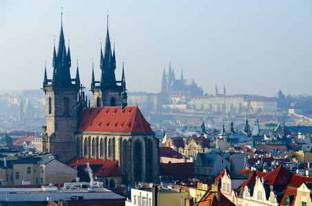 捷克共和国布拉格历史中心美丽的顶景从粉塔