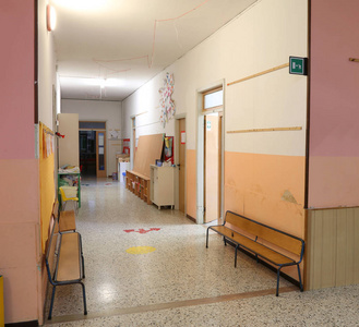 没有孩子的学校里长长的走廊