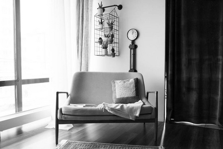 舒适的现代家居, 舒适的沙发和明亮的窗户
