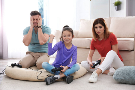 幸福的家庭在客厅玩电子游戏