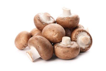在白色上分离出的新鲜香葱蘑菇。 健康食品