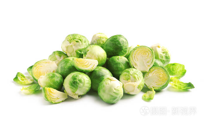 白色背景的新鲜芽甘蓝