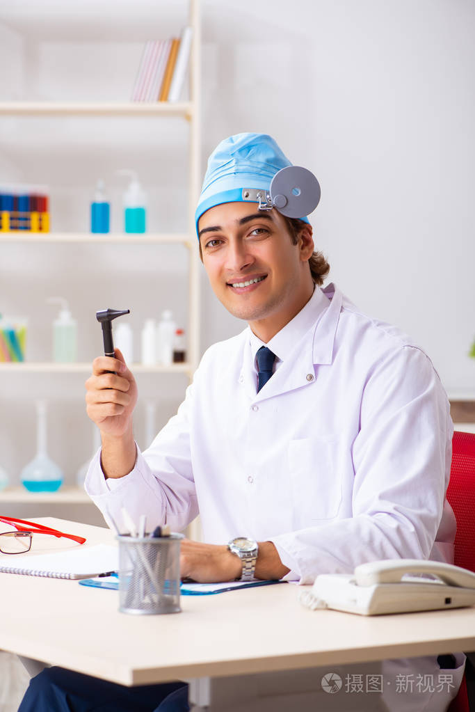 在医院工作的年轻男医生耳鼻喉科医生