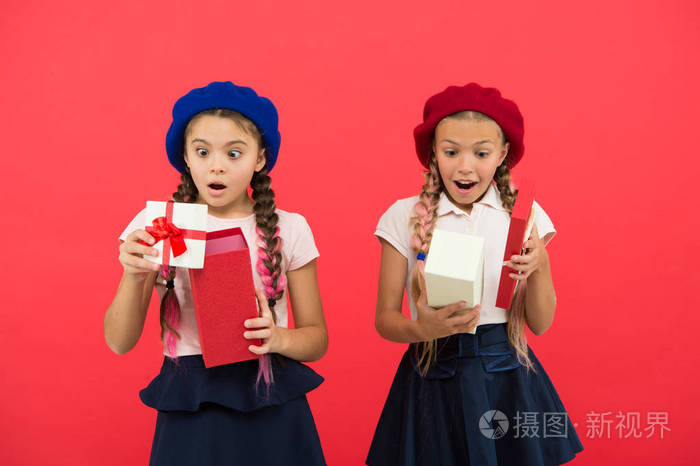 可爱的女孩打开礼物. 生日快乐惊喜. 快乐的小孩子拿着礼品盒.