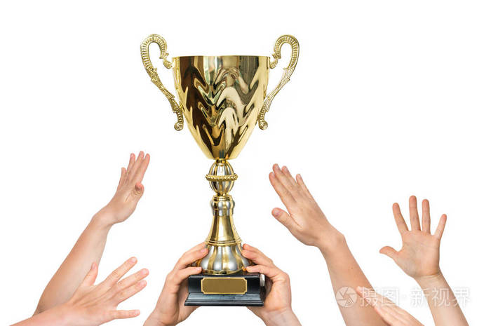 胜利者手中拿着奖杯许多人举起手来孤立在白色背景上