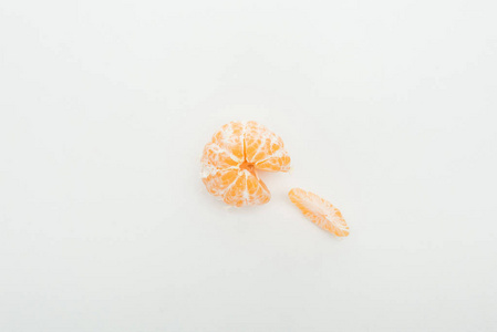 整个剥皮橘子的顶部视图和白色背景上的切片