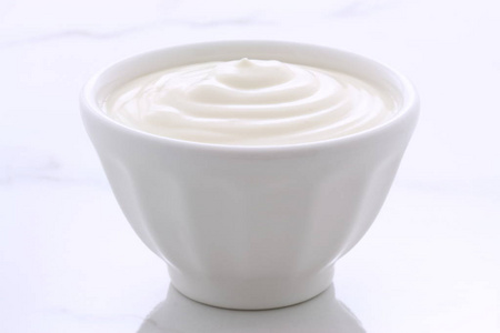 美味的营养和健康的新鲜普通酸奶在老式意大利卡拉拉大理石设置。