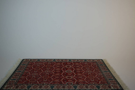 白色背景上的纹理红地毯