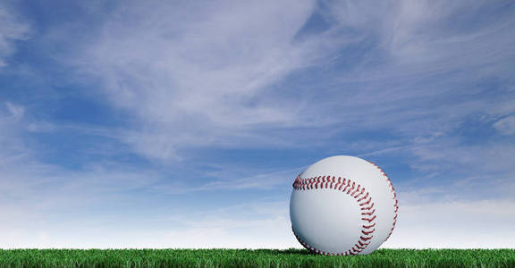 棒球放在修剪得很好的草坪上，有蓝天背景