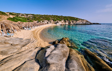 美丽的海滩和岩石海岸线景观西托尼亚希腊