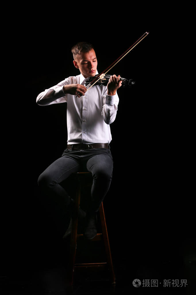 拉小提琴的正确姿势图片