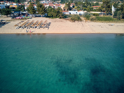 美丽的海滩，家庭顶级鸟瞰无人机射击西斯尼亚希腊