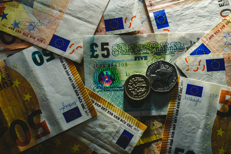 一大堆欧元票据围绕着英国退欧发行的一磅。