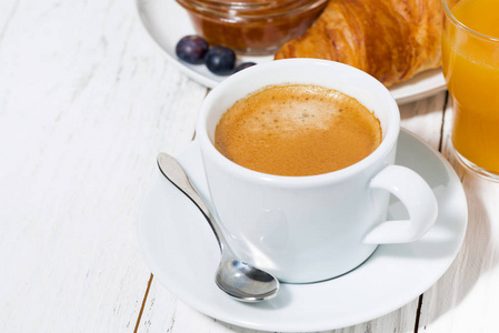 早餐用浓咖啡和牛角面包，特写