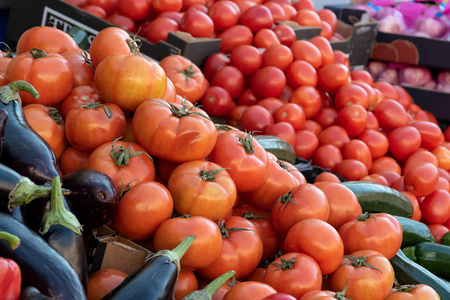 市场上的一组新鲜有机番茄