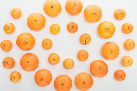 平躺着，白色背景上有成熟明亮的橙色橘子