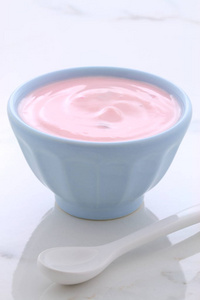 美味的法国奶油式酸奶，所有的水果混合在过程中。 复古意大利卡拉拉大理石复古造型。