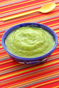 墨西哥鳄梨酱用新鲜鳄梨,柠檬汁,醋和甜椒制成,放在手工陶罐上照片