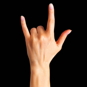 女性手显示摇滚标志或给魔鬼的角手势