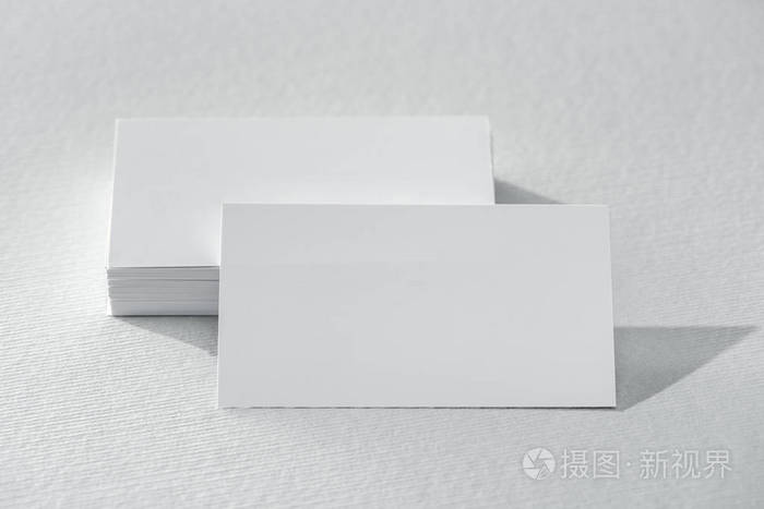白色背景上的空白卡片和复制空间