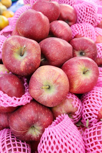 苹果水果在街头美食中很好吃