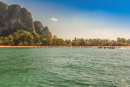 铁路海滩概述是泰国克拉比的一个受欢迎的海滩。