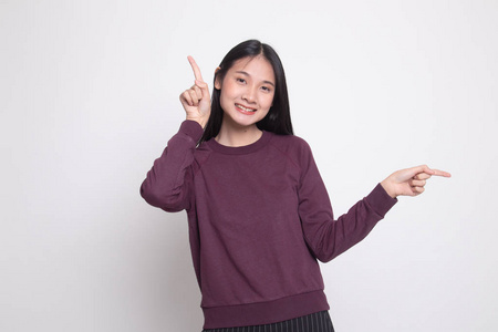 年轻的亚洲女人用两只手指白色背景