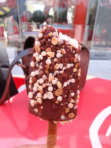 巧克力冰淇淋在棍子上
