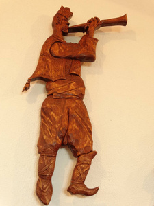 一位老音乐家雕刻的木墙装饰