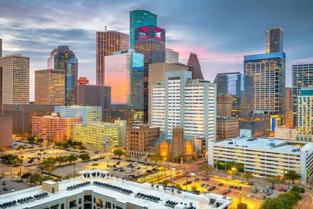 休斯顿德克萨斯美国屋顶市中心城市天际线黄昏。