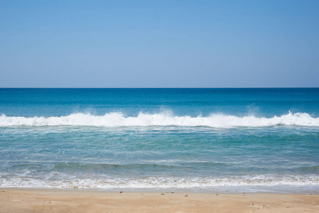 晴空和大海的背景。 海滩上的海浪