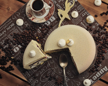 蛋糕慕斯帕夫洛娃与樱桃糖果，黑色巧克力和马斯卡彭慕斯。