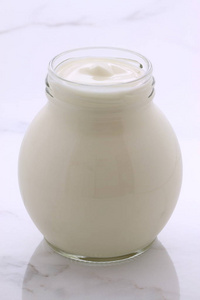 美味营养健康的新鲜酸奶锅。 复古意大利卡拉拉大理石复古造型。