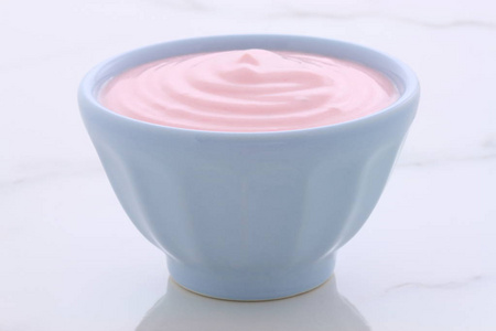 工匠慢炒希腊草莓酸奶，有很多水果和蛋白质。 适合你的减肥计划。