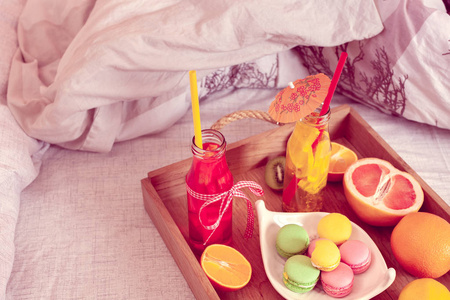 早餐从不同的水果和饮料到床