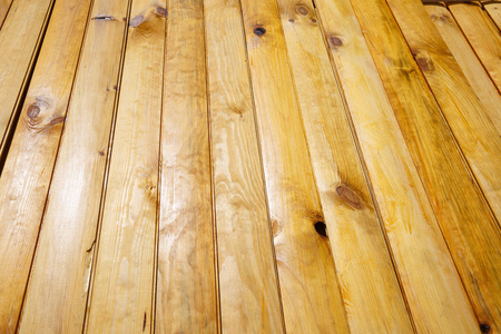 一堆准备好的染色木板。 建筑工艺施工现场木工干建筑行业概念