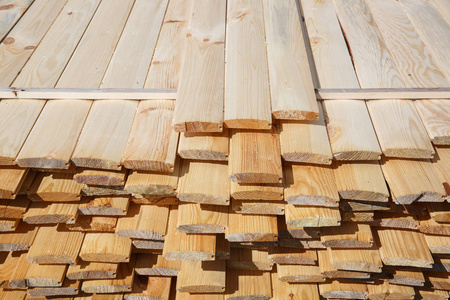一堆生木板。 建筑工艺施工现场木工干建筑行业概念