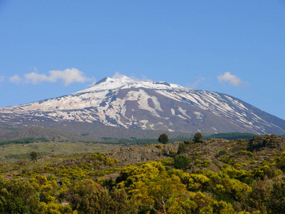 在阳光明媚的春天，埃特纳火山的美丽景色尽收眼底