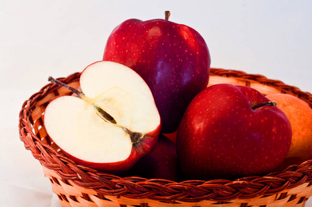 柳条篮子里装满了美味多汁的红苹果，为你的健康服务