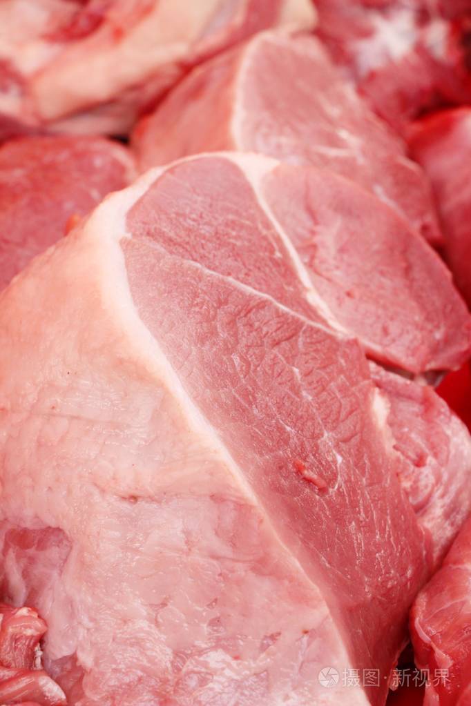 在街上煮的生猪肉