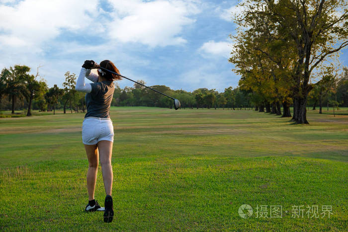 亚洲运动的女子高尔夫球手在绿色的晚上打高尔夫球,她大概会做运动.