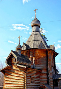 木制正统教堂圆顶，十字架和蓝天。