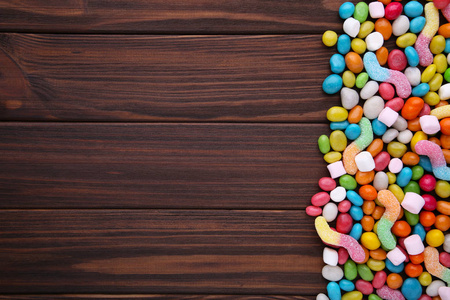 彩色棒棒糖和不同颜色的圆形糖果